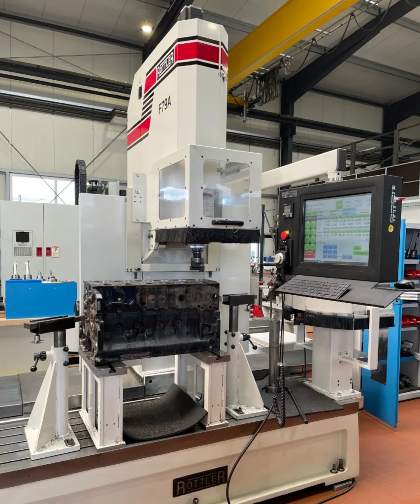 Rottler F79A CNC-Bearbeitungszentrum beim Bearbeiten eines Motorblocks