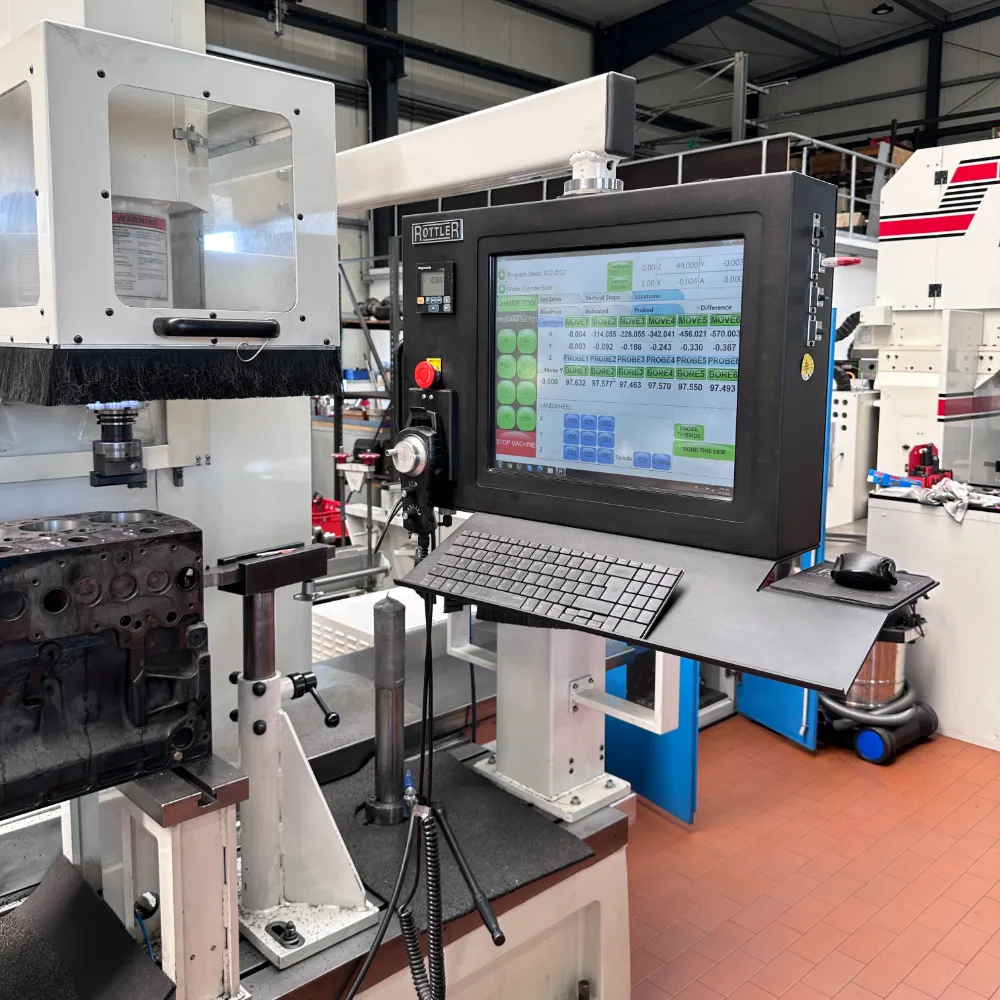 CNC-Bearbeitungszentrum von Rottler mit Steuerungsmonitor und eingespanntem Motorblock