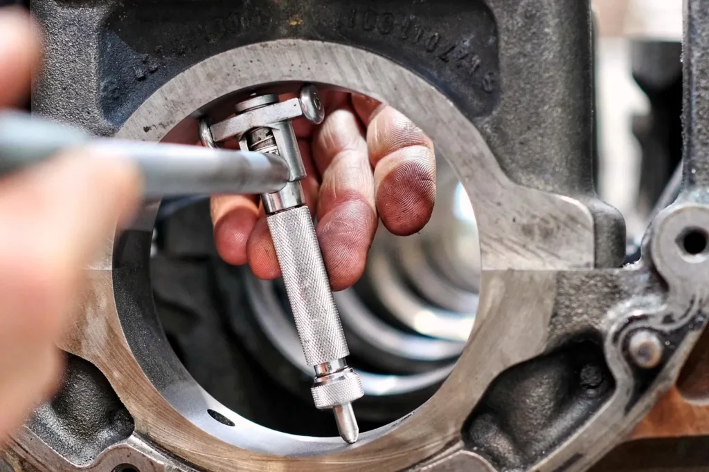 Innenmessgerät misst die Lagerbohrung eines Motorblocks
