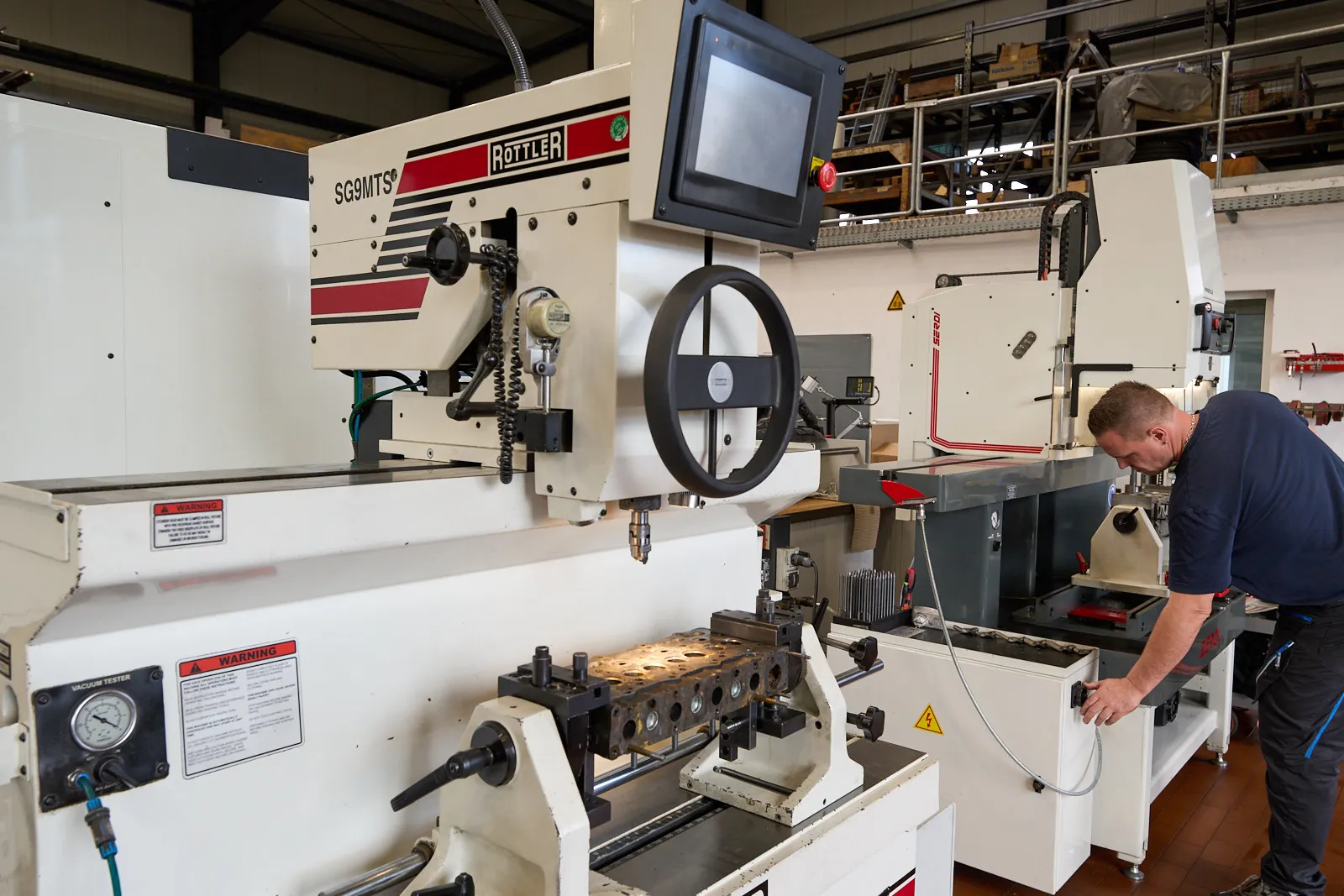 Techniker bearbeitet einen Zylinderkopf an einer Rottler-Präzisionsmaschine in der Werkstatt