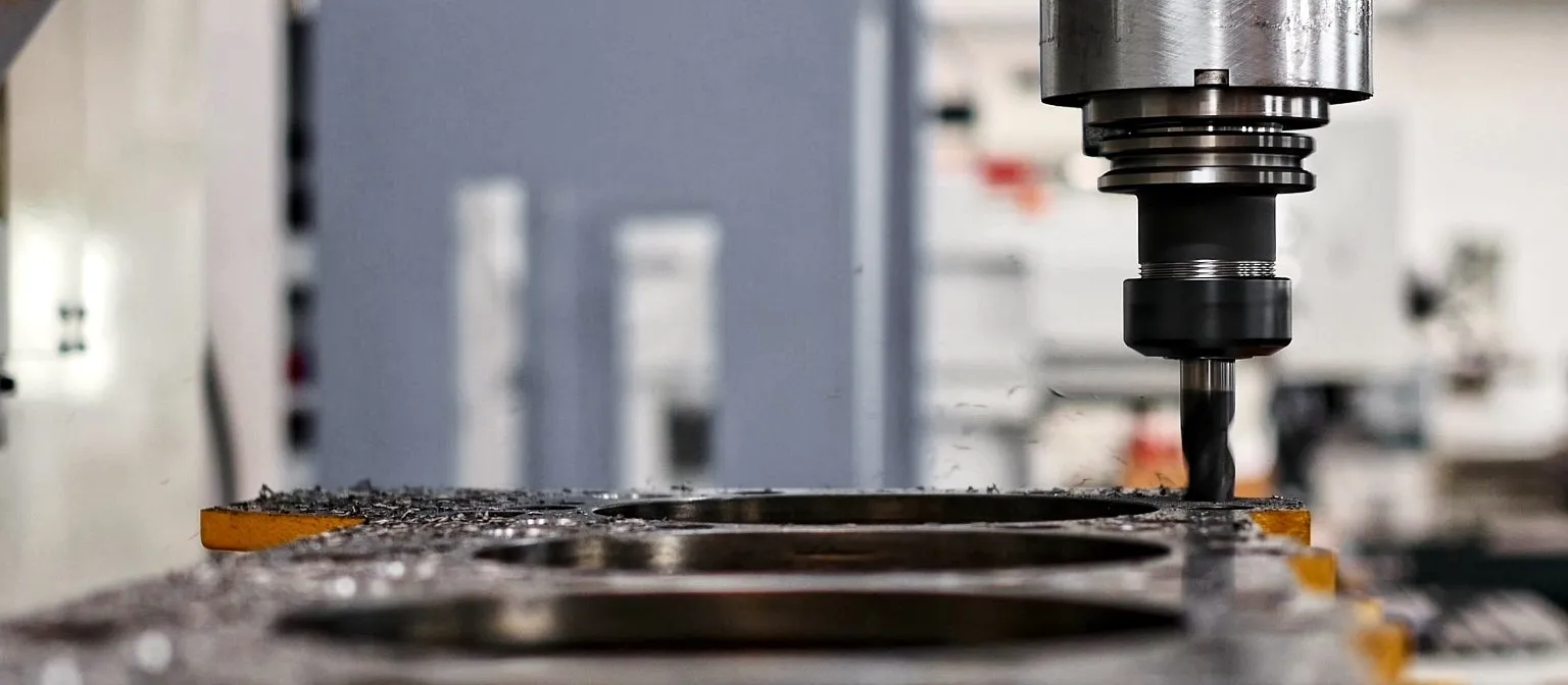 Planfräsen einer Motorblock-Dichtfläche auf unserer CNC-Fräsmaschine. Alle Bearbeitungsschritte erfolgen im eigenen Haus der Motoreninstandsetzung Oldenburg GmbH.